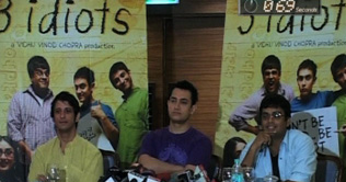 Aamir Khan promotes '3 idiots' in Delhi